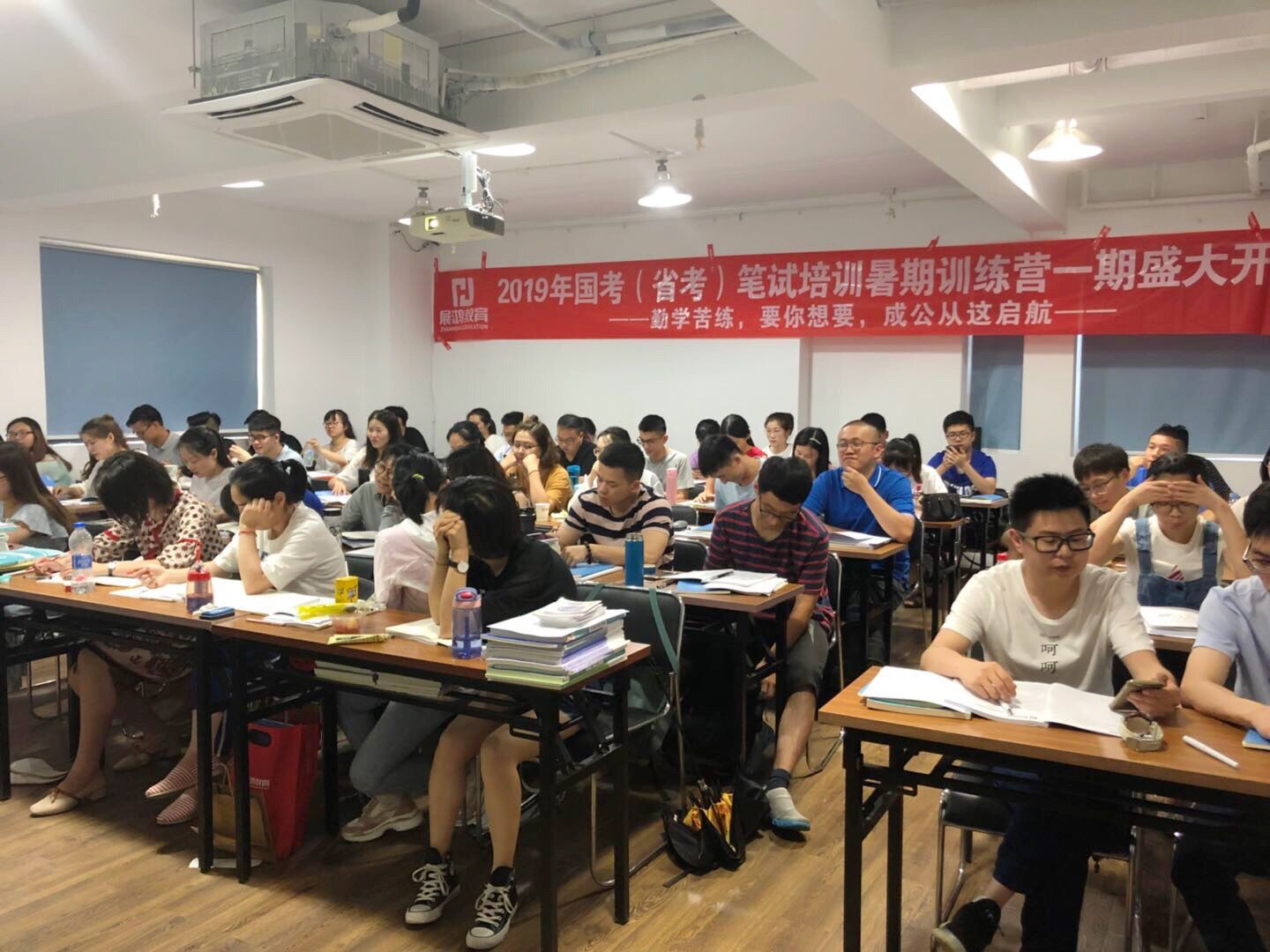 15706098926210265.jpg 19年暑期班.jpg